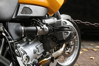 Akumulator motocyklowy — wszystko, co powinieneś o nim wiedzieć. Ładowanie, wymiana i utylizacja.