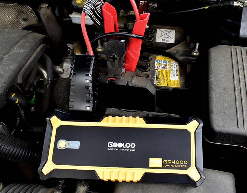 Booster GP4000A podłączony do akumulatora w samochodzie