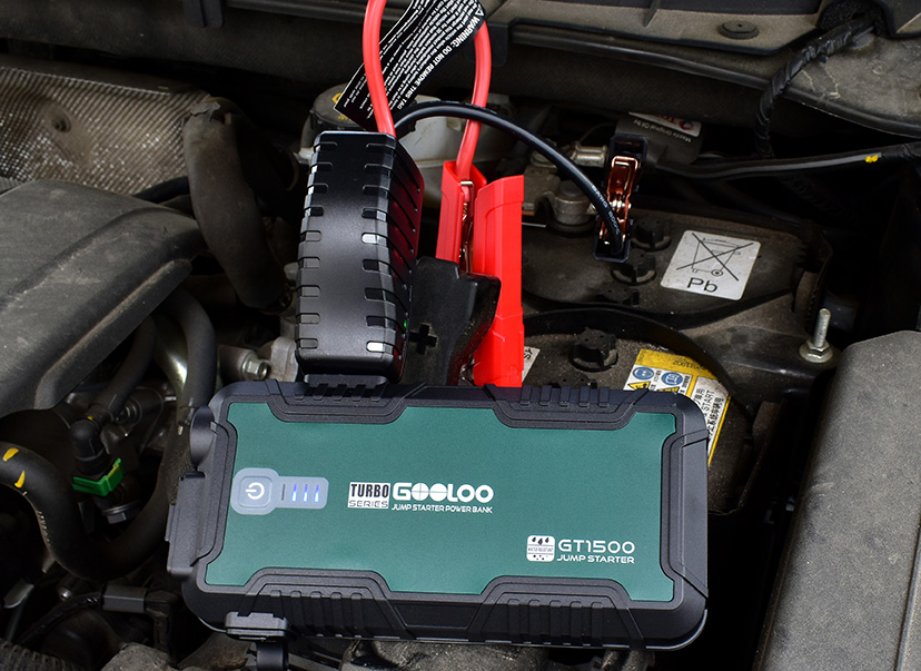 Booster GT1500 podłączony do akumulatora w samochodzie